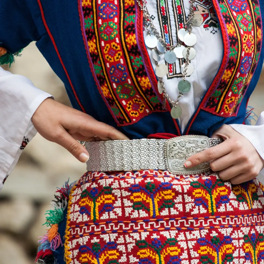 Gezeigt wird der Ausschnitt einer bulgarischen Tracht von der Hüfte bis zur Brust.