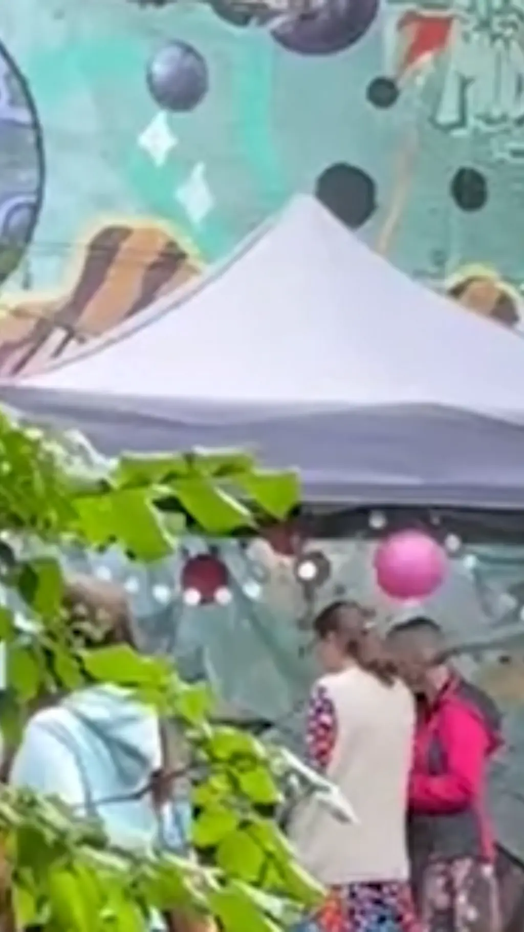 Ein Pavillon auf dem Festivalgelände vor einer Grafitti-Wand